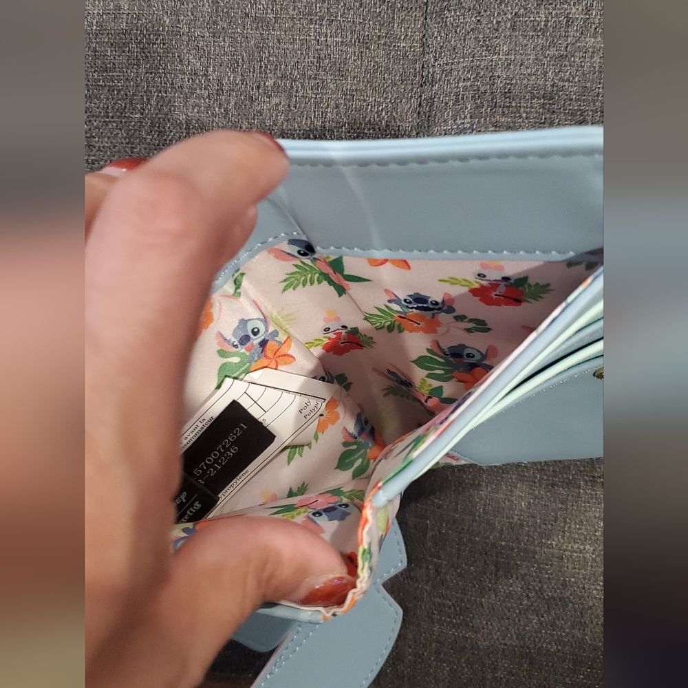 Stitch loungefly wallet - Picture 6 of 6